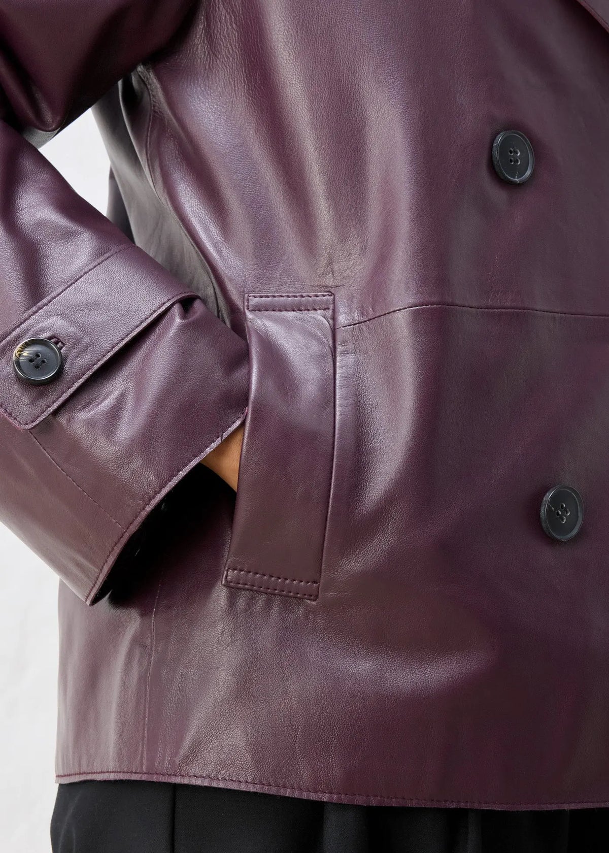 Londra - Chaqueta Caban confeccionada en piel de napa.