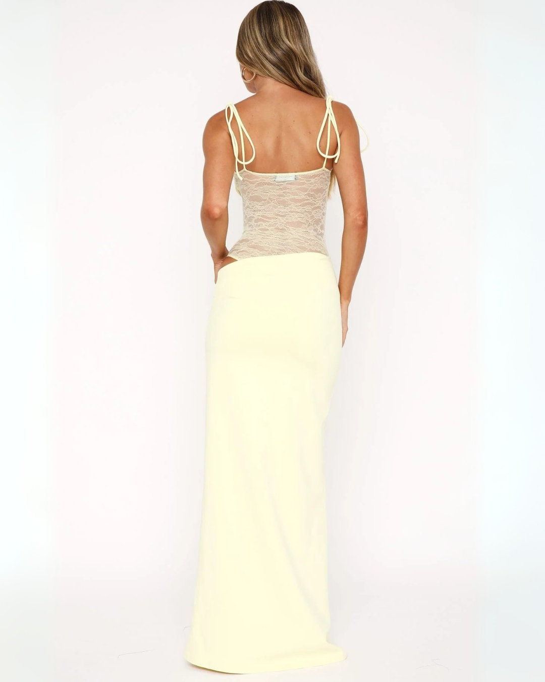 Estiloso - Vestido Largo con Encaje y Aberturas Laterales