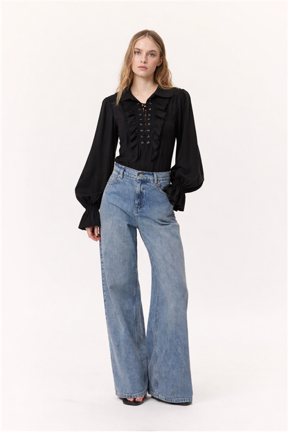 Blusa con mangas acampanadas